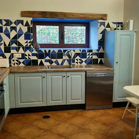 Charming House In With Shared Pool *