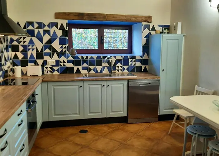 Charming House In With Shared Pool *